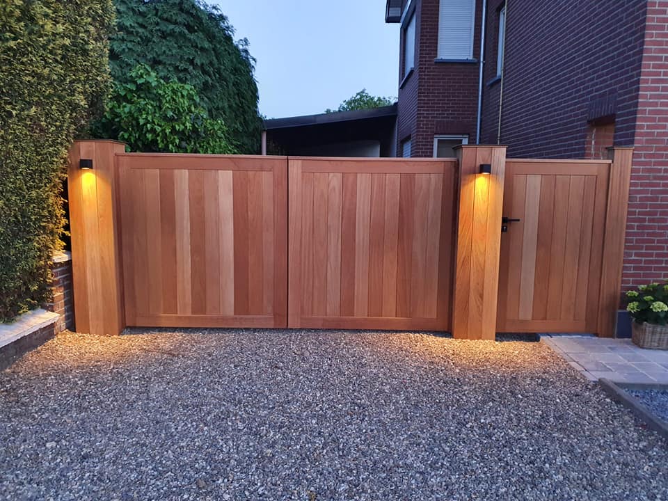 bak bouwer Geelachtig Iroko hardhouten poort met lampen - Dubois Houtconstructies : carports,  tuinhuizen en omheiningen